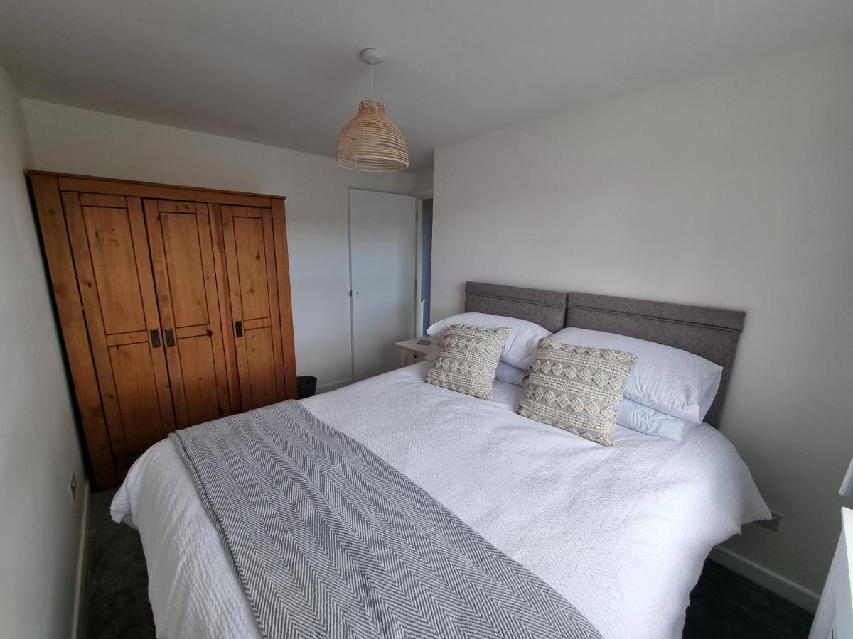 Hightide - 2 Bed With Parking, Balcony & Sea View. Apartment Суонидж Екстериор снимка