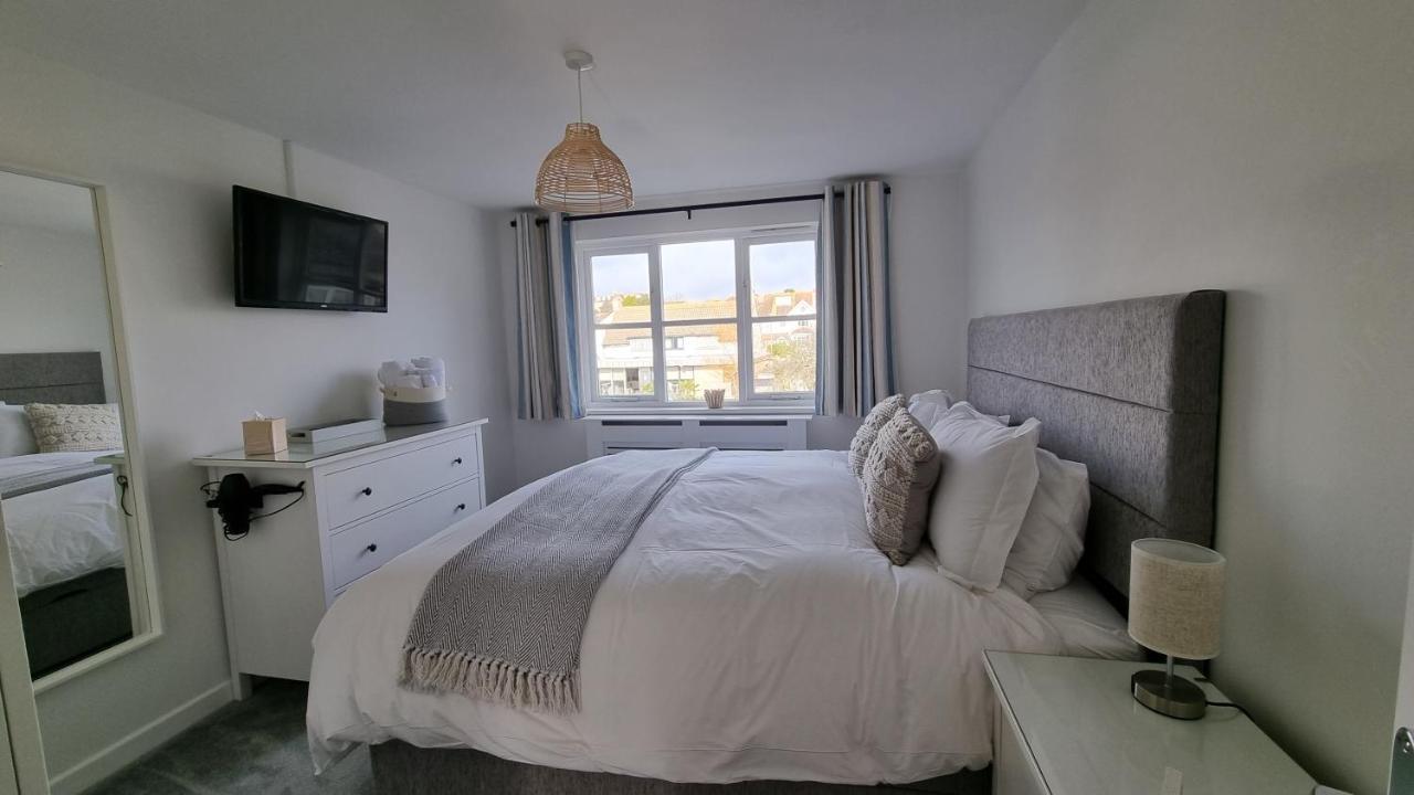 Hightide - 2 Bed With Parking, Balcony & Sea View. Apartment Суонидж Екстериор снимка